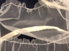 เส้นบนขอบของ tulle เพื่อกระชับการชุมนุม