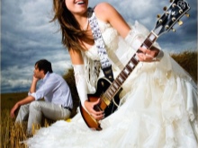 Váy cưới trắng theo phong cách rock.