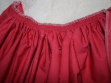 Stitching ang palda at ang bodice ng prom damit
