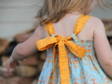 Pagtatali ng mga strap sa damit para sa mga batang babae