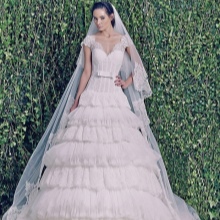 Váy cưới nhiều tầng từ ZUHAIR MURAD