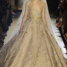 ชุดแต่งงานจากลูกไม้ Elie Saab