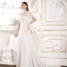 ชุดแต่งงานกับรถไฟและขอบเสื้อผู้หญิงตอนหน้าอกลึก