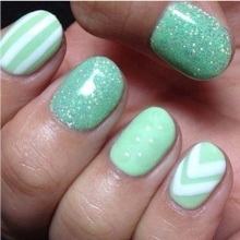 ทำเล็บสีฟ้าครามกับ rhinestones