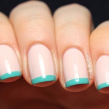 แต่งเล็บสีชมพูภายใต้ชุดมินต์