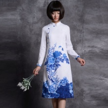 White Chinese dress na may blue print