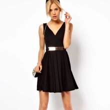Dress with a V-like neckline and a metal belt as an accent for Pear (triangle)