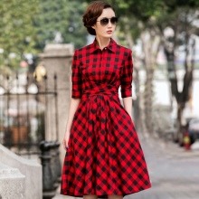 Váy đỏ trong lồng với váy xòe