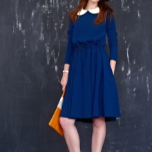 Blue knitted dress na may kwelyo