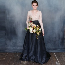  váy taffeta với váy đen dài