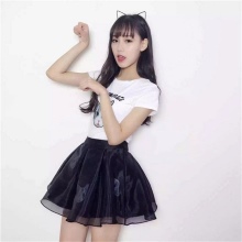 Itim na maikling organza skirt na may t-shirt
