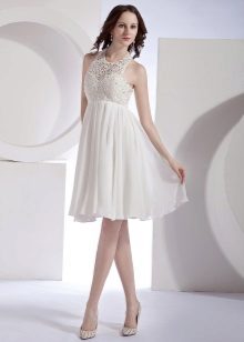 Váy cưới ngắn với ren hàng đầu