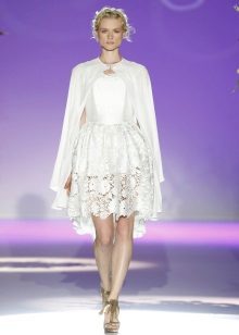 Váy cưới openwork với áo choàng