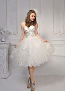 Váy cưới ngắn với váy ren