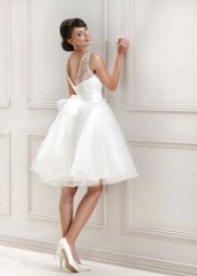 Váy cưới ngắn với áo lót ren