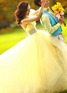 váy cưới màu vàng