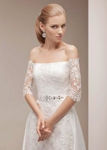 Váy cưới ren có tay áo