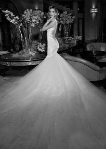 Váy cưới Galia Lahav với một chuyến tàu dài
