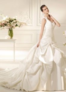 Váy cưới với nếp gấp ngang trên thân áo