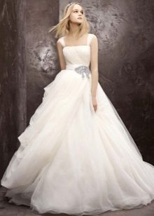 Váy cưới lộng lẫy với đường viền cổ hình chữ nhật