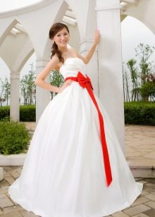 ชุดแต่งงานสุดหรูพร้อมโบว์สีแดง
