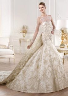 Váy cưới phong cách nàng tiên cá với một chiếc xe lửa có thể tháo rời