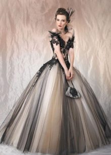 ชุดราตรีสีสวยหรู