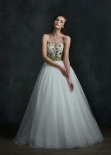 ชุดแต่งงานจาก Natasha Bovykina ด้วยหิน