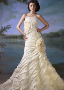 ชุดแต่งงานกับ ruffles โดย Svetlana Lyalina