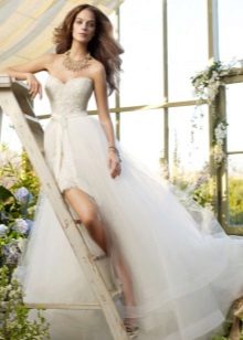 Jewelery for a short wedding dress with a train