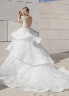 Váy cưới lộng lẫy với váy nhiều tầng và tàu hỏa