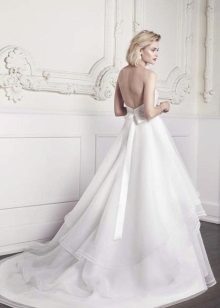 Váy cưới cổ chữ A lộng lẫy