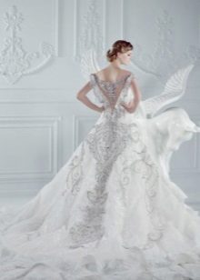 Váy cưới với đường may rhinestone