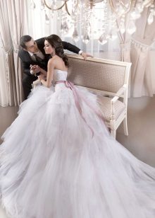 Váy cưới lộng lẫy với một chùm khí