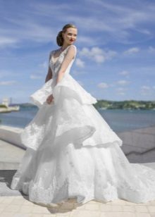 Váy cưới lộng lẫy với váy xếp tầng