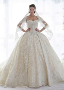 Váy cưới ren lộng lẫy