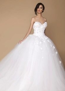 Váy cưới lộng lẫy với trái tim cutout