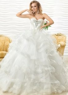 Váy cưới lộng lẫy với váy xếp tầng từ Oksana Mucha