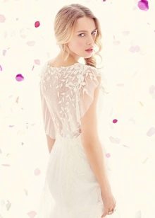 Váy cưới có nắp trong suốt