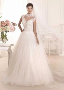 Váy cưới khép lại với openwork