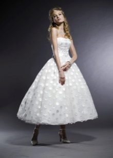 Magnificent wedding dress in the style of the 40s.