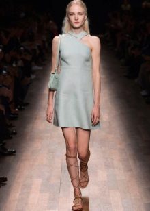 ชุดราตรีสั้นจาก Valentino