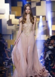 ชุดราตรีจาก Elie Saab สีชมพู