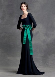 Evening dress with narrow sleeves