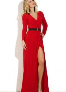 Ang red evening dress na may slit ay hindi mahal