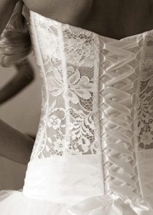 Váy cưới với corset kín
