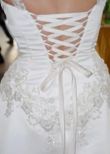 Váy cưới với corset hở