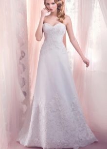 Váy cưới thẳng với ren