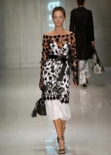 Váy dạ hội với sàn catwalk