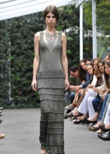 Váy dạ hội từ Vanessa Montoro xuống sàn